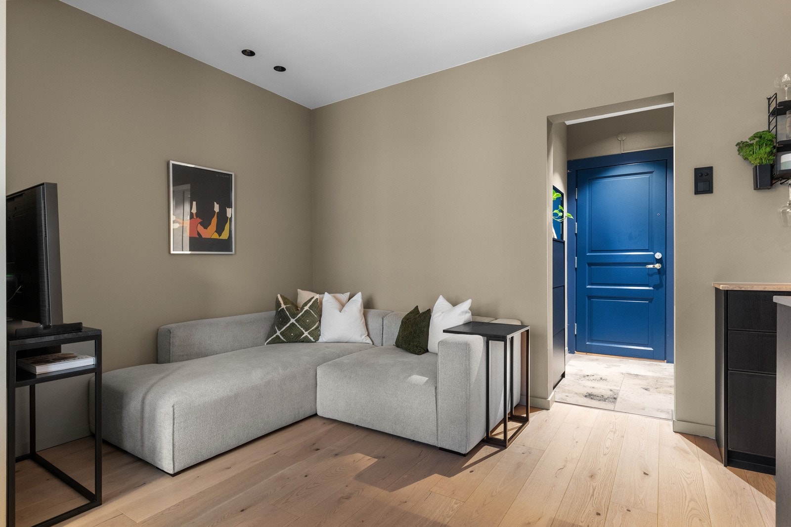 Stuen er malt i delikat farge og har lekre gulv av enstavsparkett levert av Weitzer, opplyst i tidligere salgsoppgave. Galleribilde