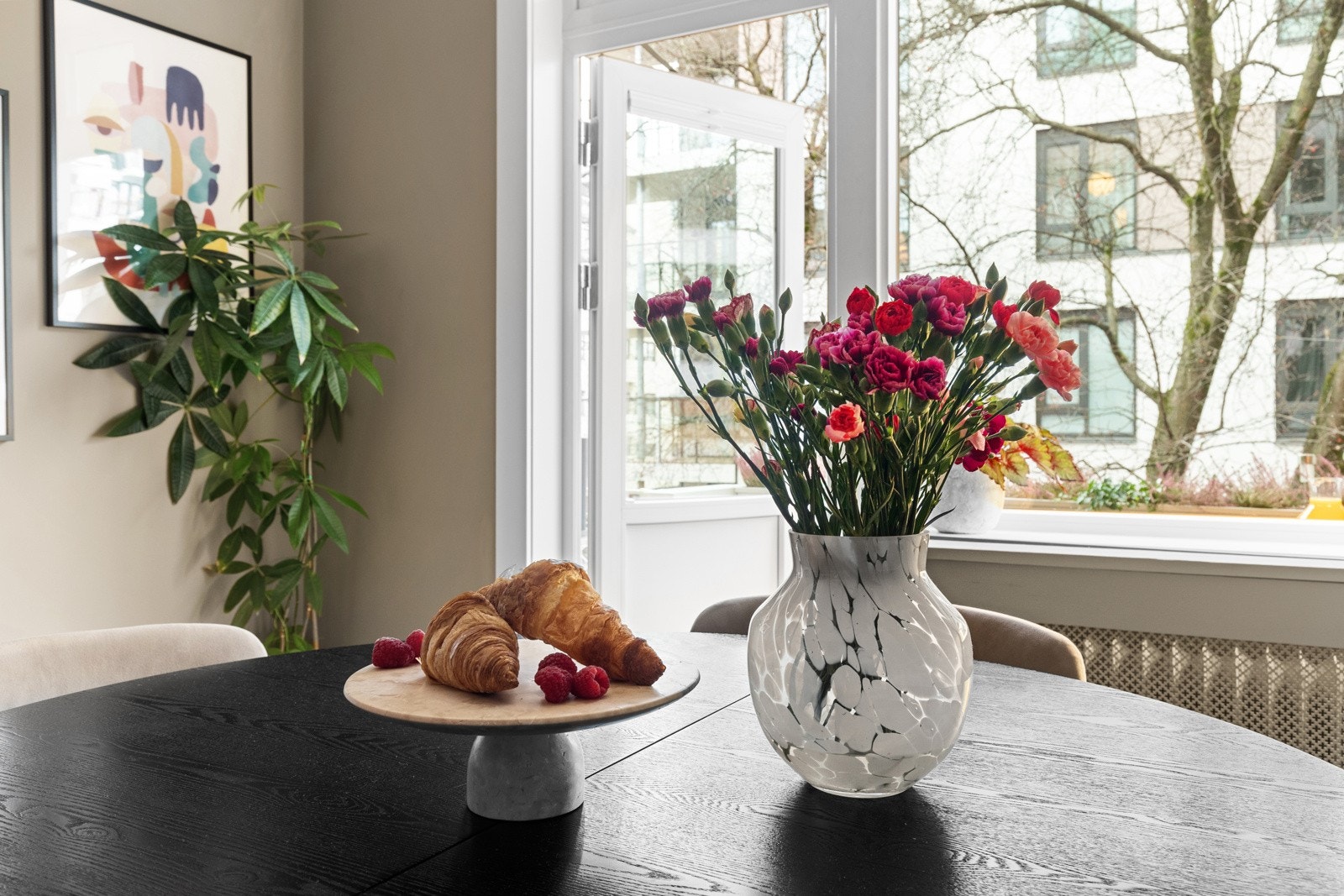 Det er påkostet spesialtilpassende plisségardiner på vinduer og balkongdør i stuen, montert i 2024 Galleribilde