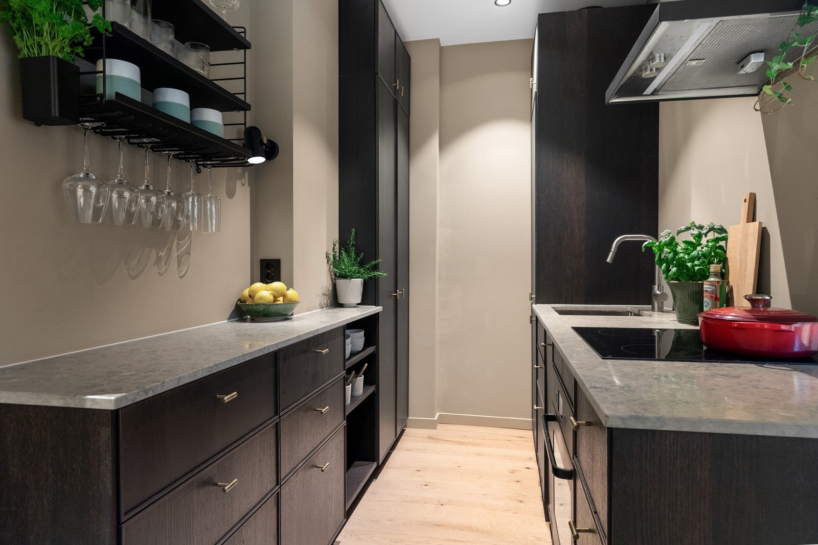 Leiligheten ble oppusset i 2018 av en tidligere eier og fremstår svært delikat hvor ingen ting er overlatt til tilfeldighetene. Galleribilde