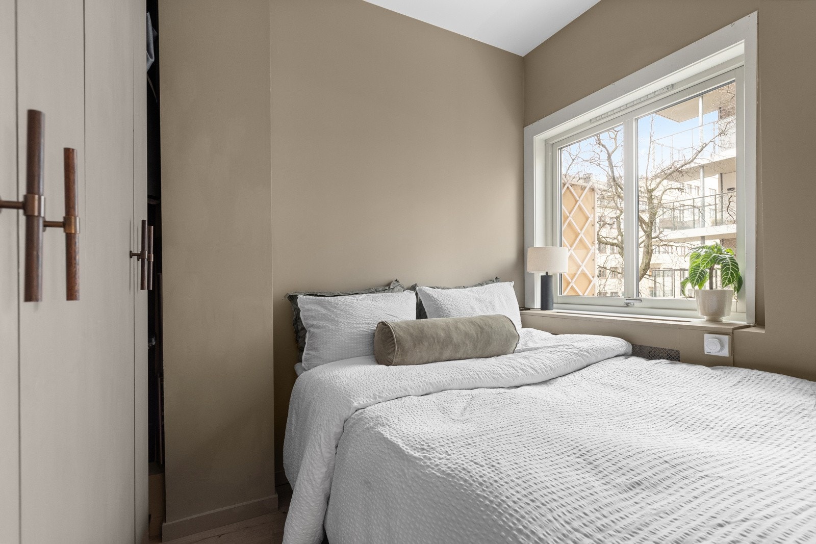 Innbydende soverom med seng og store garderobeskap. Galleribilde