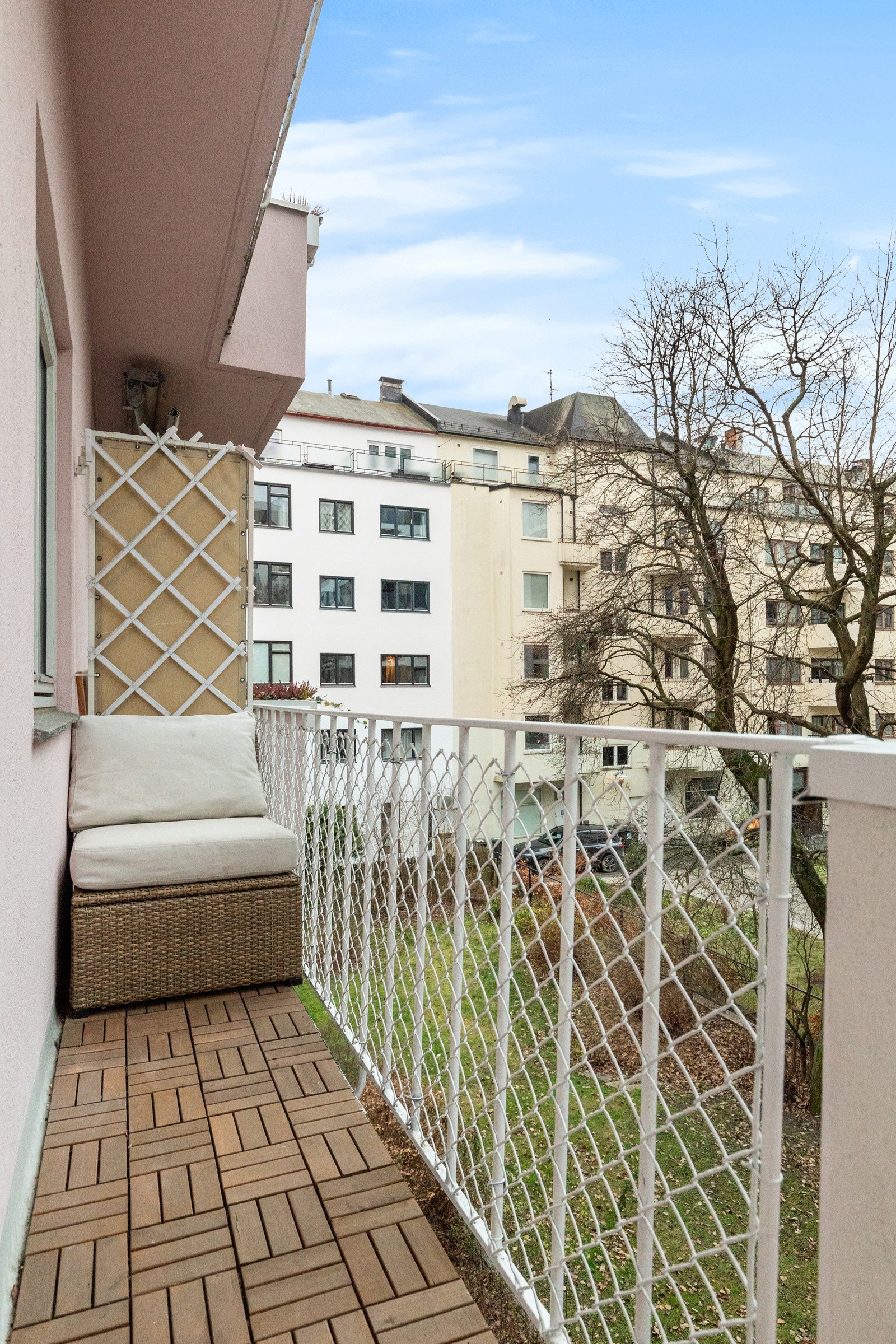 Balkongen er utstyrt med tretremmer på gulv for en lunere følelse. Galleribilde