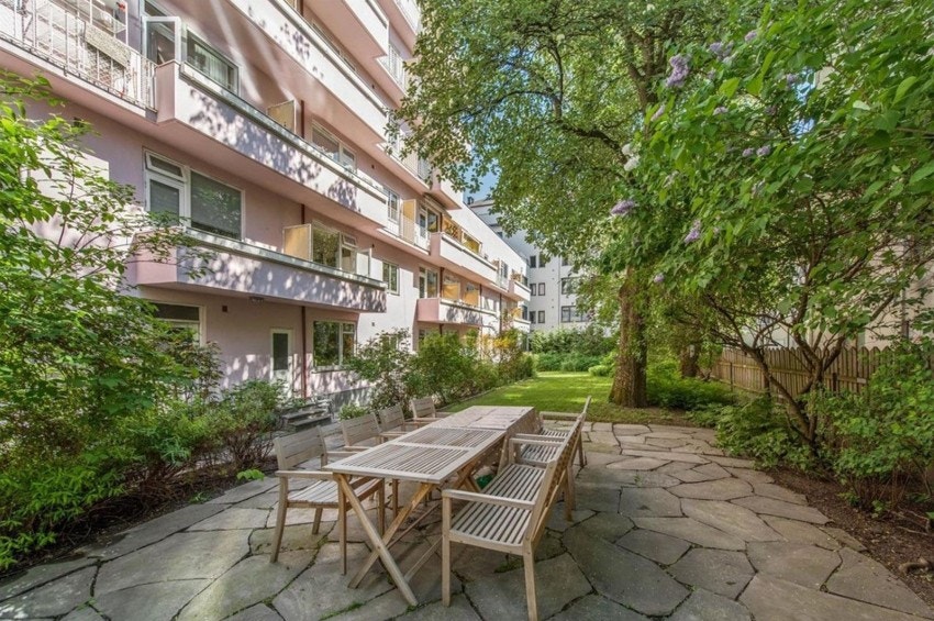 Gårdsrom på sommerstid. Galleribilde