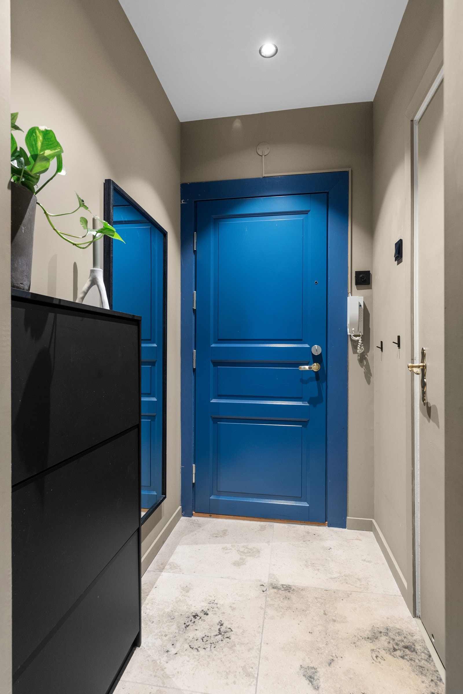 Bygget benytter "Unloc" på hoveddører på bakkeplan. Eier har koblet smartlås på leilighetsdøren til Unloc-systemt, noe som tillater helt nøkkelfri adgang til leiligheten, i tillegg til fysisk nøkkel. Galleribilde