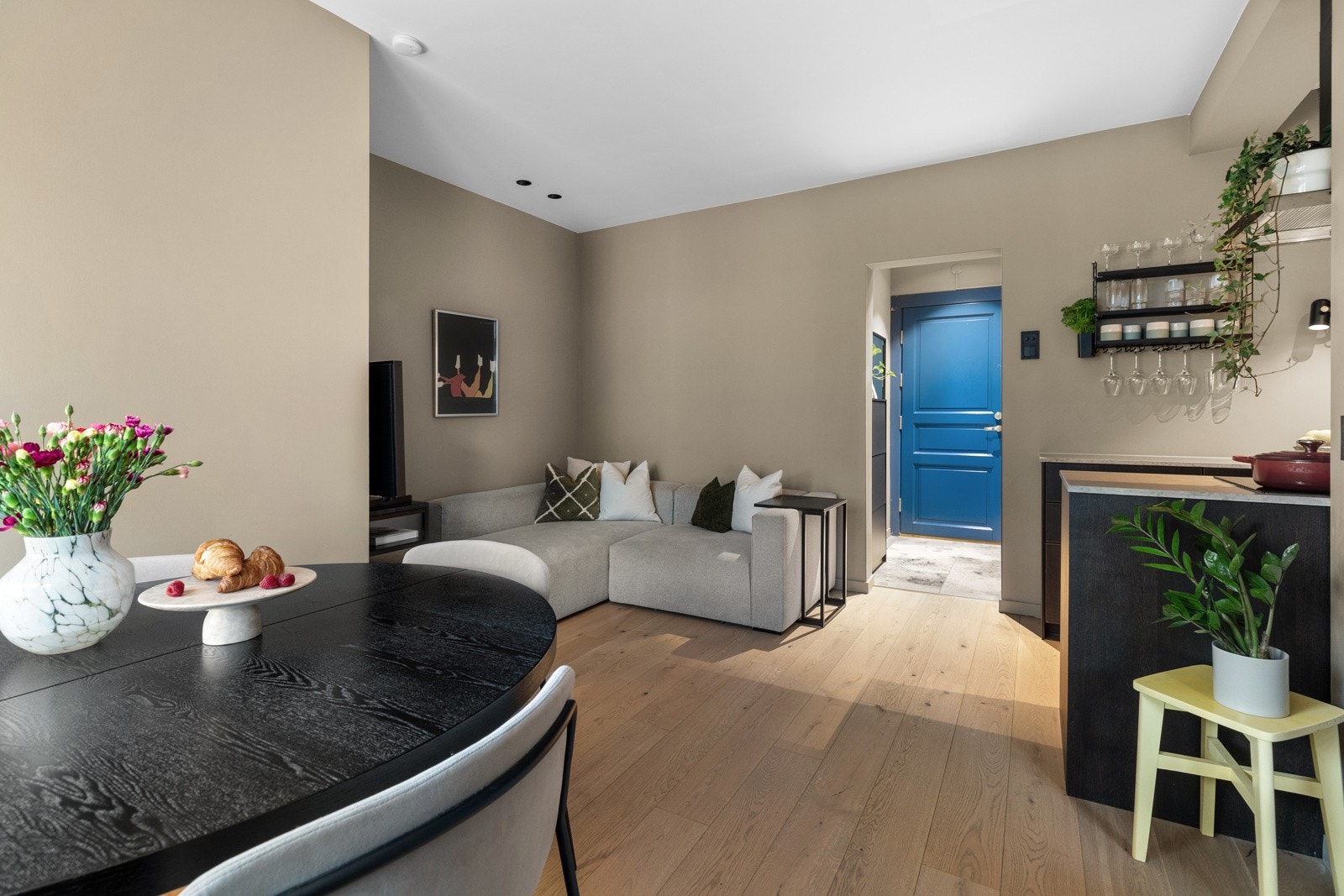 Kombinasjonen av store vindusflater og himlinghøyde målt til ca. 2,62 meter skaper en luftig atmosfære og god romfølelse. Galleribilde