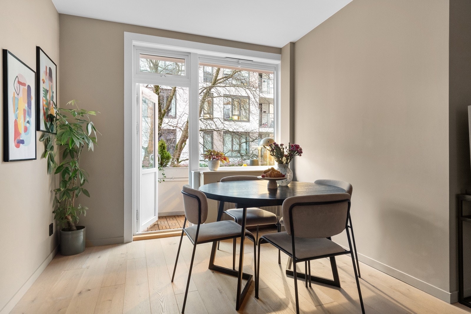 Store vindusflater sørger for godt lysinnslipp og bidrar til naturlig lysinnslipp. Galleribilde