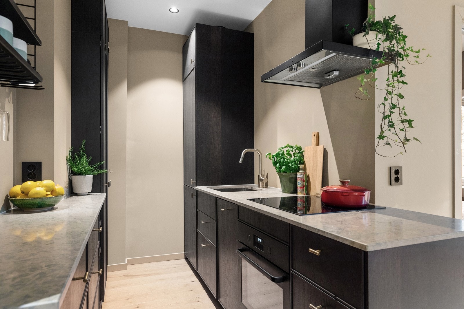 Selve innredningen holder et flott design i mørke profilerte, finerte fronter og benkeplate av stein (kalkstein) -perfekt for baking og matlaging! Galleribilde