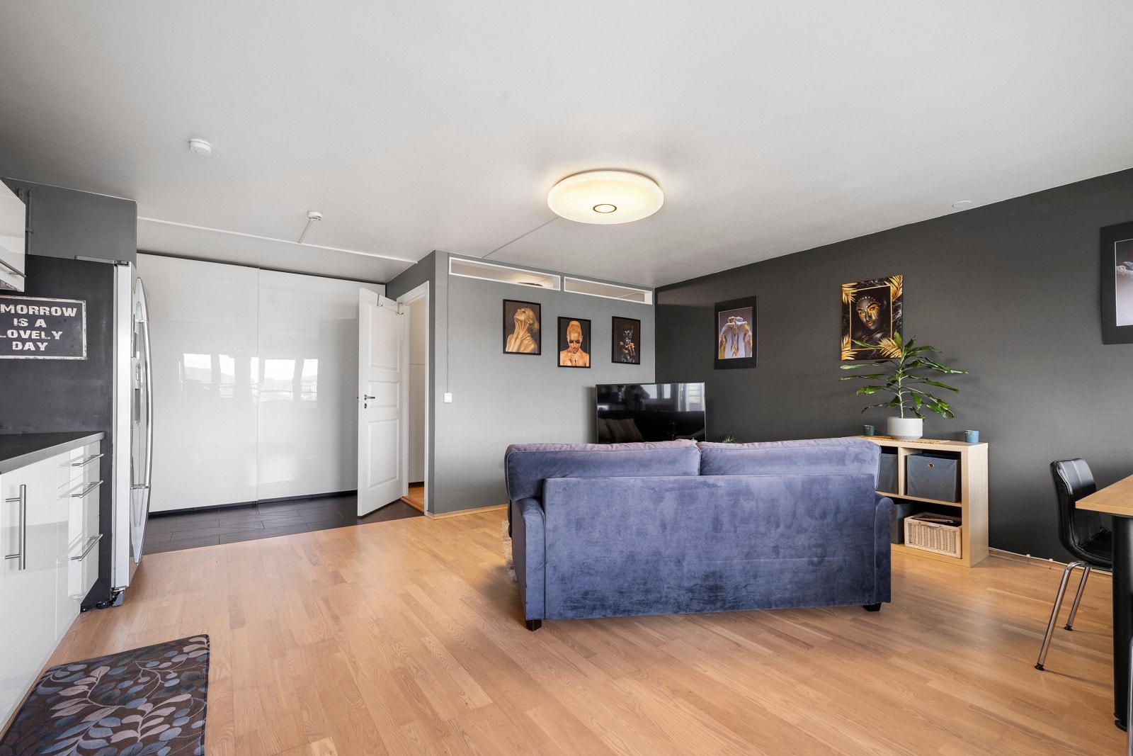 Stuedelen av rommet kan lett innredes med spisebord, sofagruppe og tv-bord Galleribilde