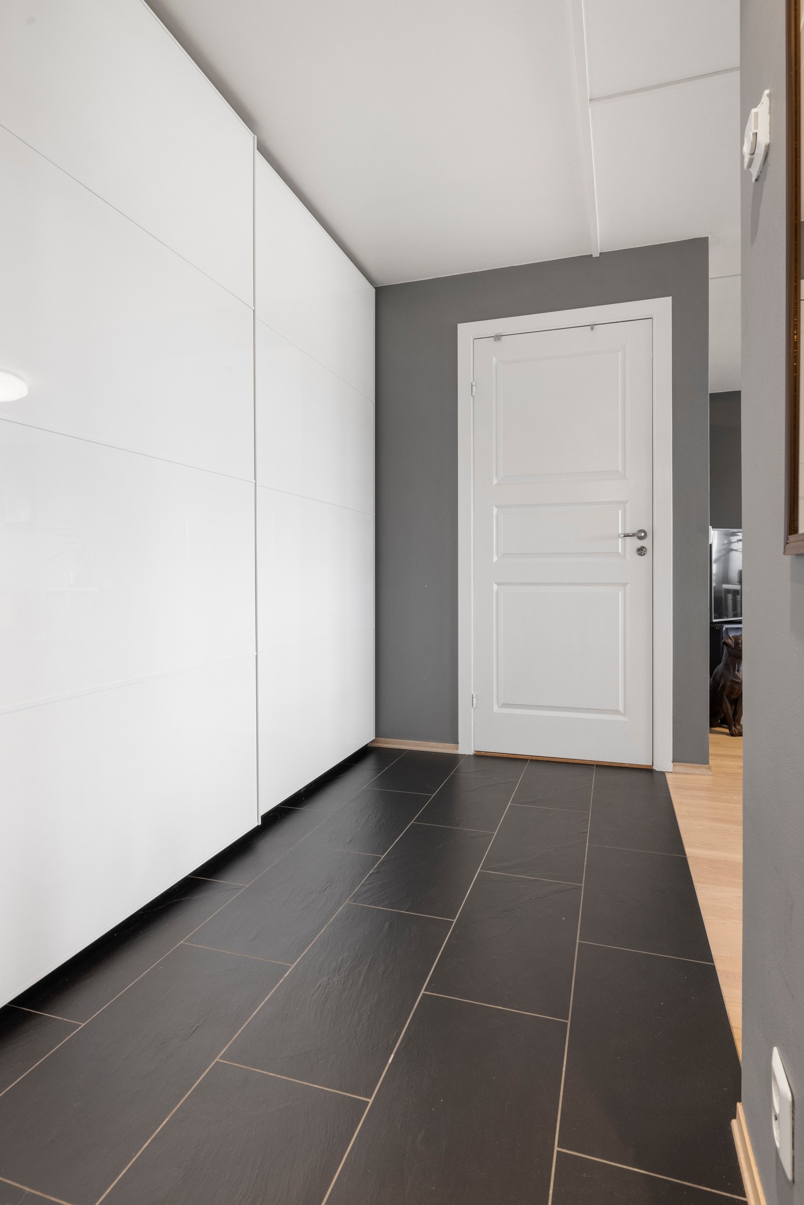 Rommet er utstyrt med skyvedørsgarderobe som gjør det lett å holde orden på ytterøy, sko og annet utstyr Galleribilde