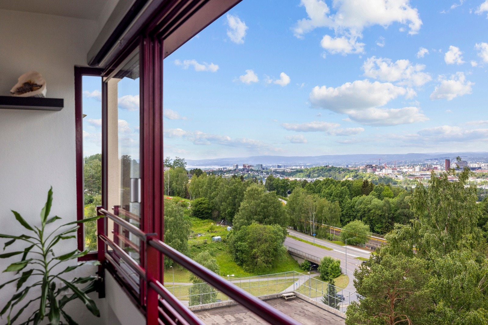 Leilighetens fine plassering i sjette etasje fri og vidstrakt utsikt utover byen, skogkledde åskammer og fjorden Galleribilde