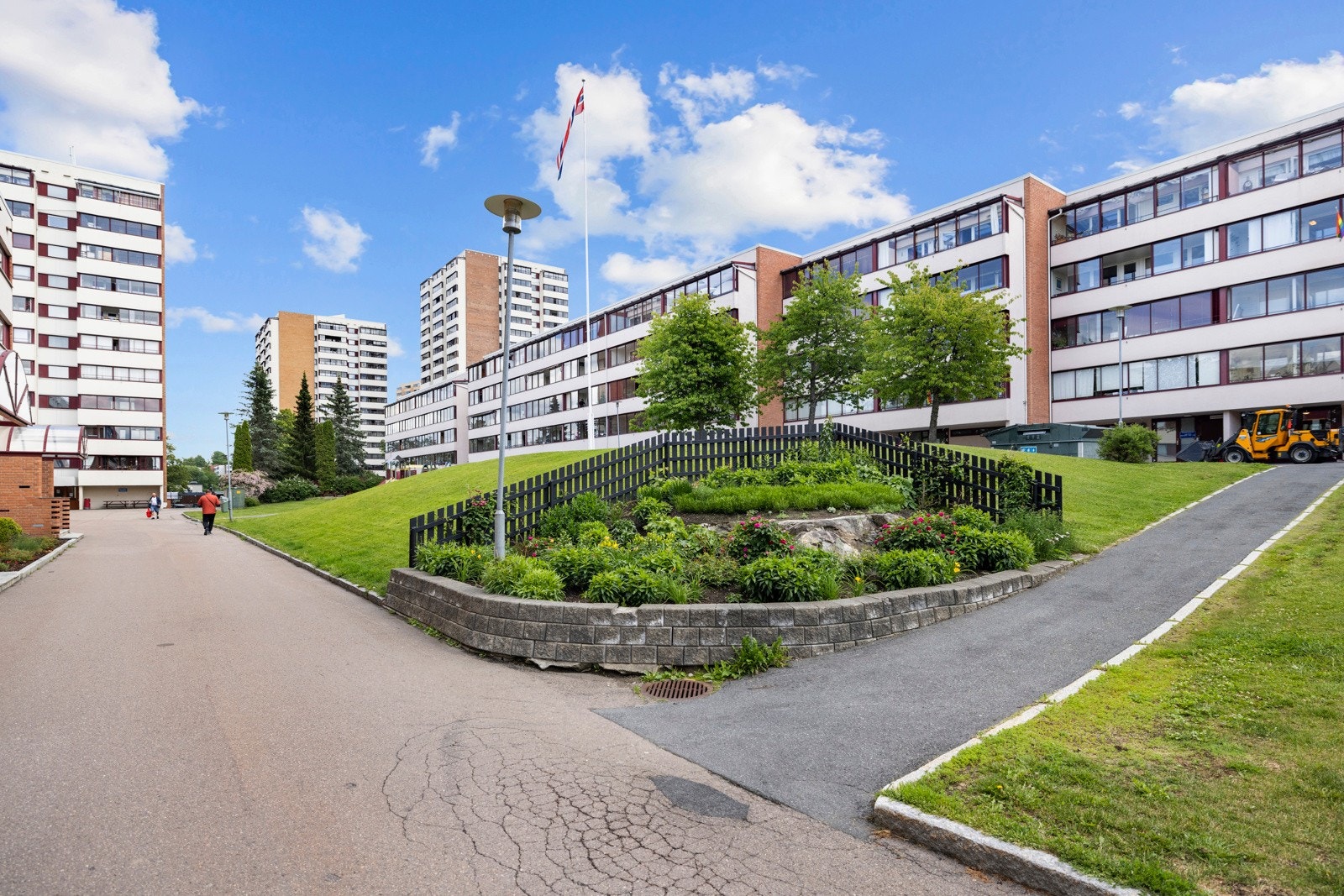 Rundt bebyggelsen har borettslaget store, fine uteareal som er opparbeidet med velstelte plener, hekker, prydbusker, trær og bed Galleribilde