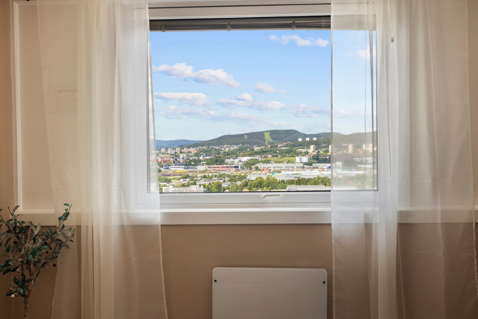 Soverommet har vindu med nydelig utsikt Galleribilde