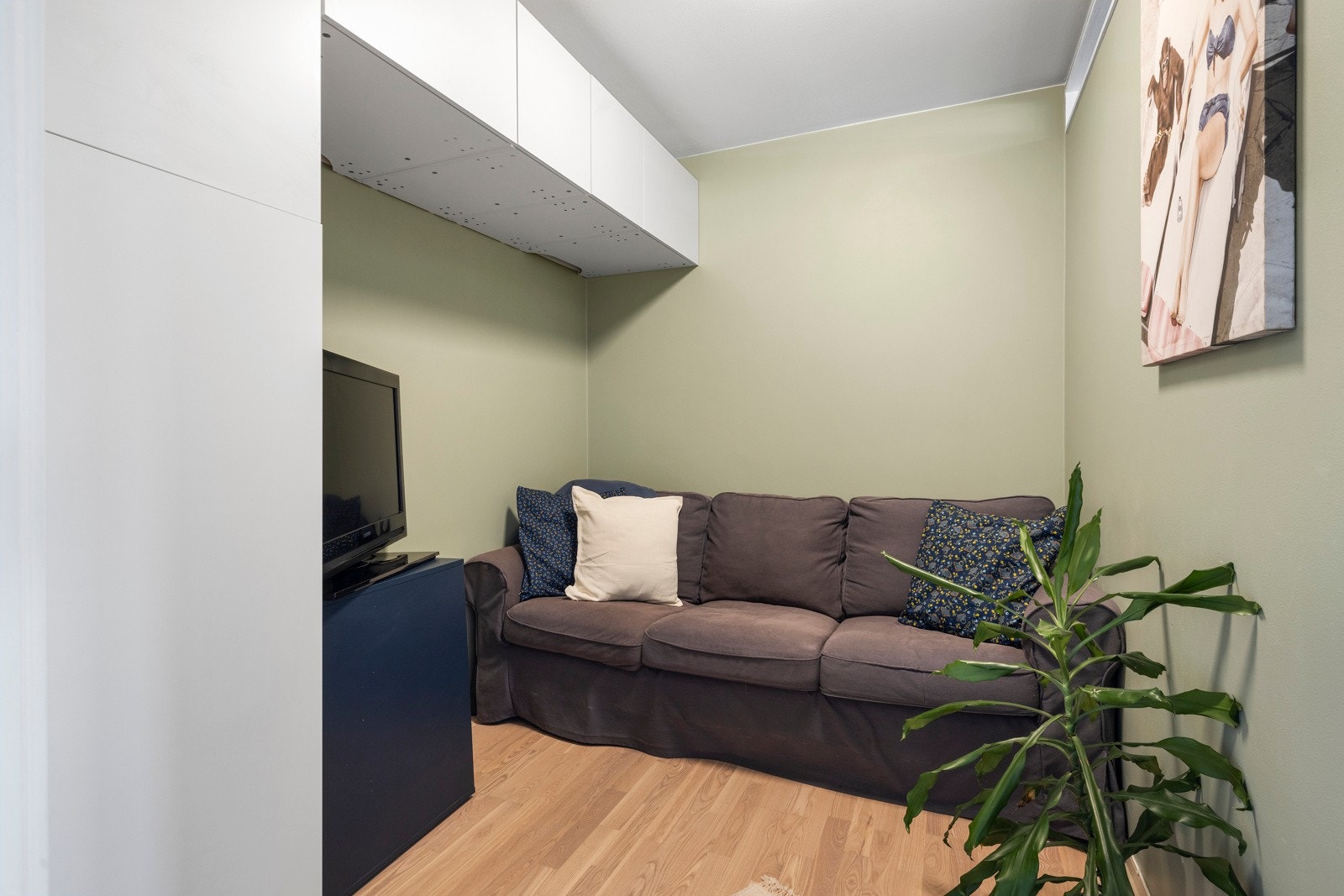 Det innredede rommet har dør inn fra entreen og får noe dagslys via to høytsittende luker ut mot stuen Galleribilde