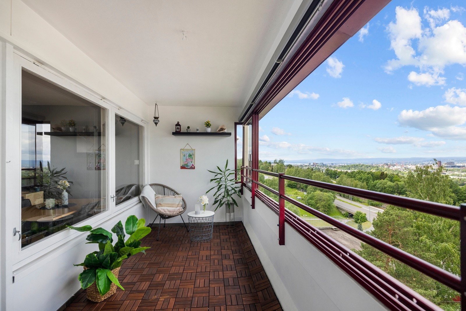 Balkongen har terrasseheller over støpt dekke, hvitmalte murvegger og rekkverk i tilsvarende stil Galleribilde