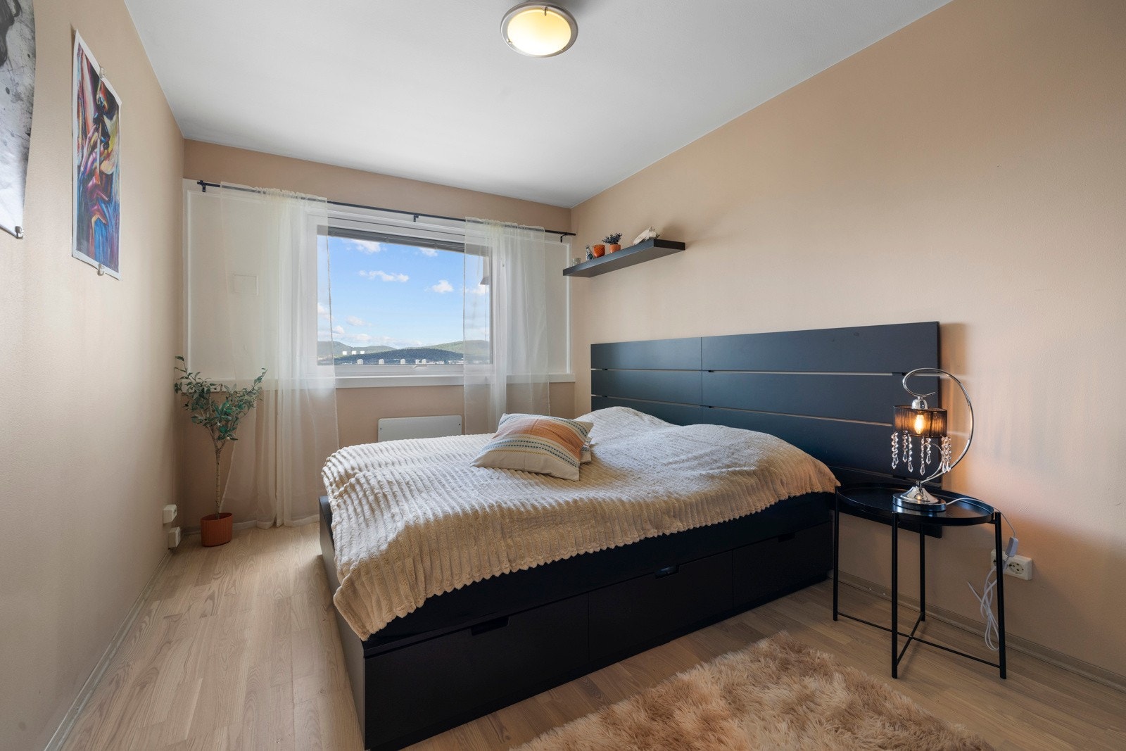 Soverommet er romslig med god plass til dobbeltseng med nattbord til Galleribilde