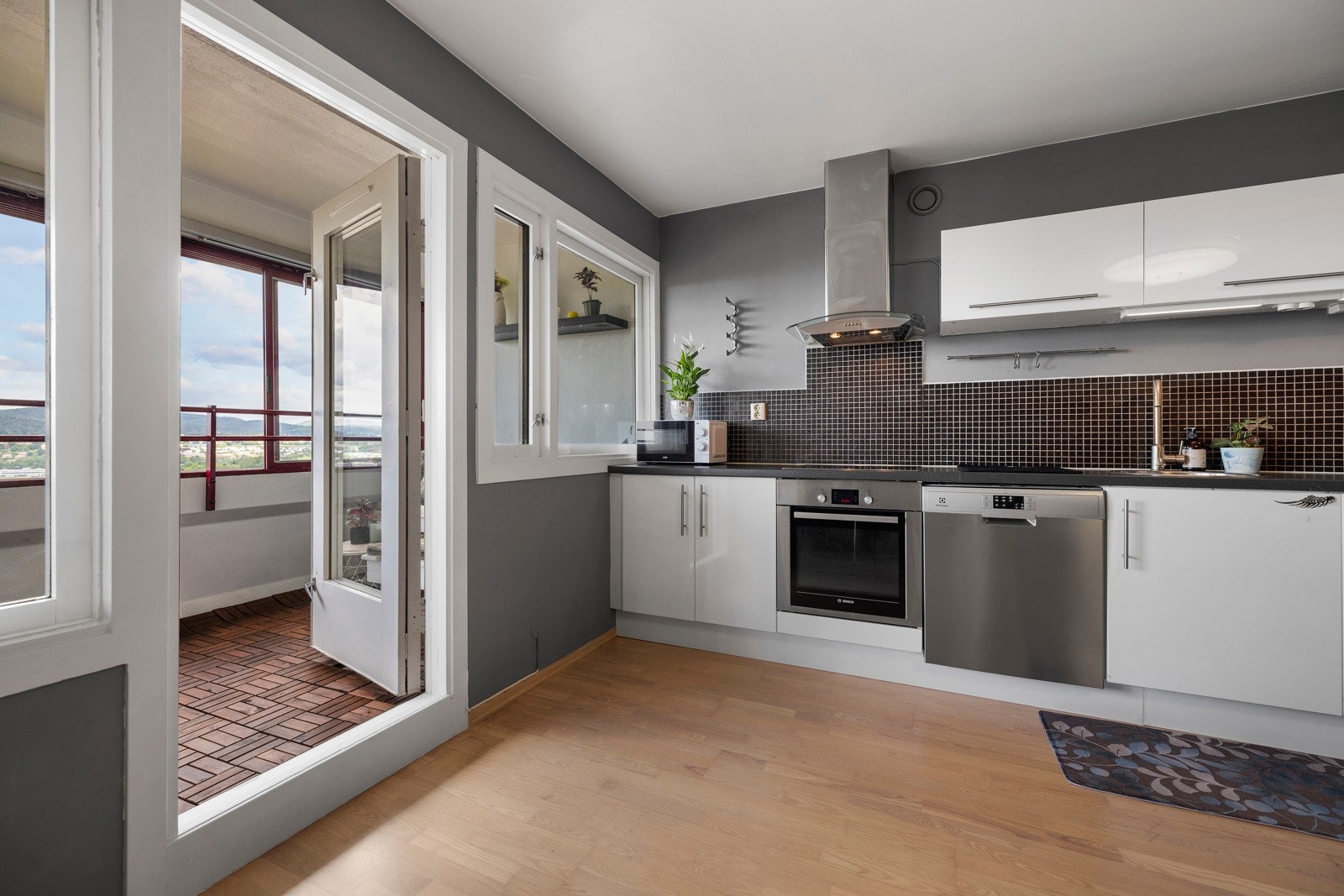 Hvitevarer som koketopp og stekeovn er integrert, og det er ellers opplegg for oppvaskmaskin og avsatt plass til side-by-side kjøleskap Galleribilde