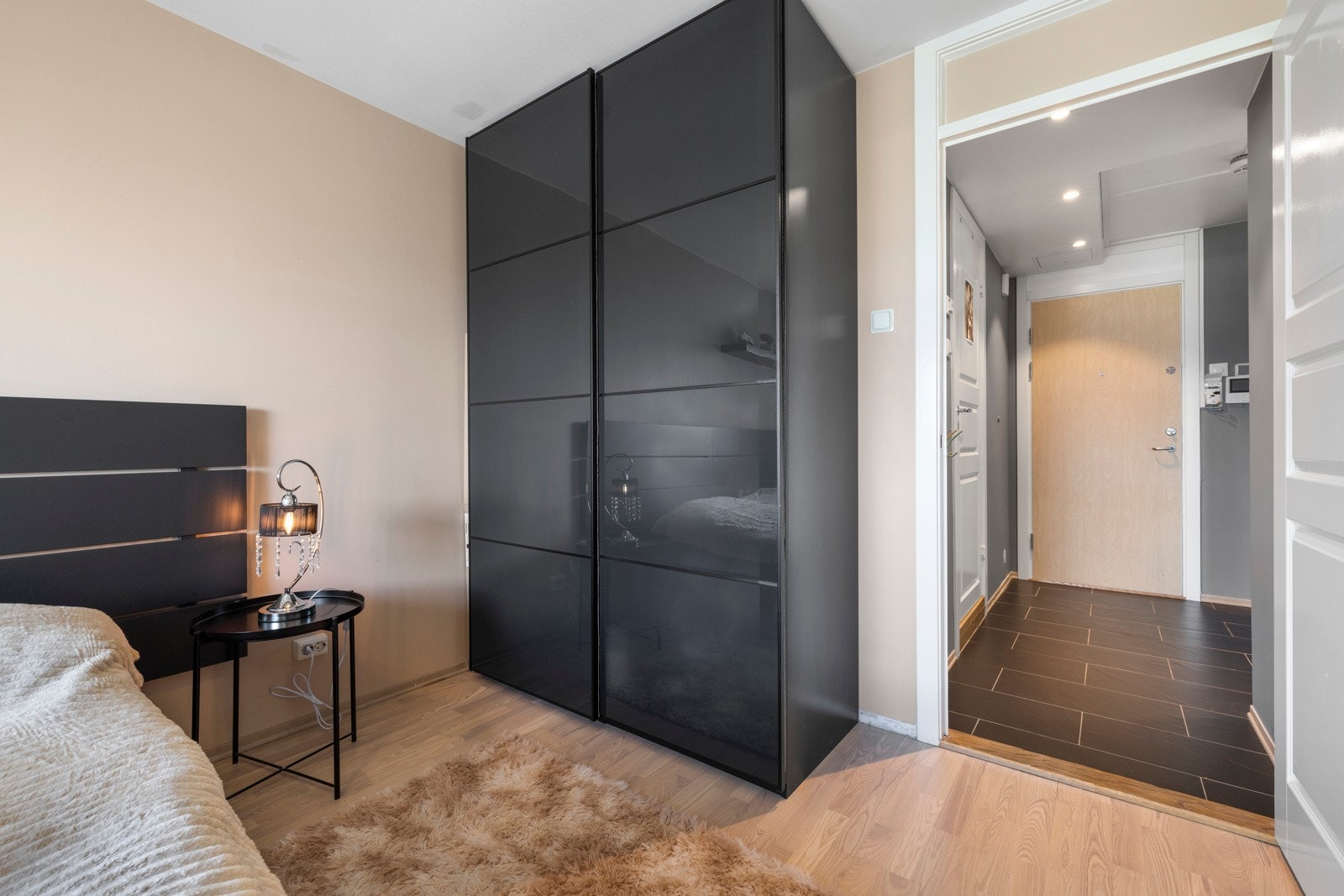 Rommet har en romslig skyvedørsgarderobe Galleribilde