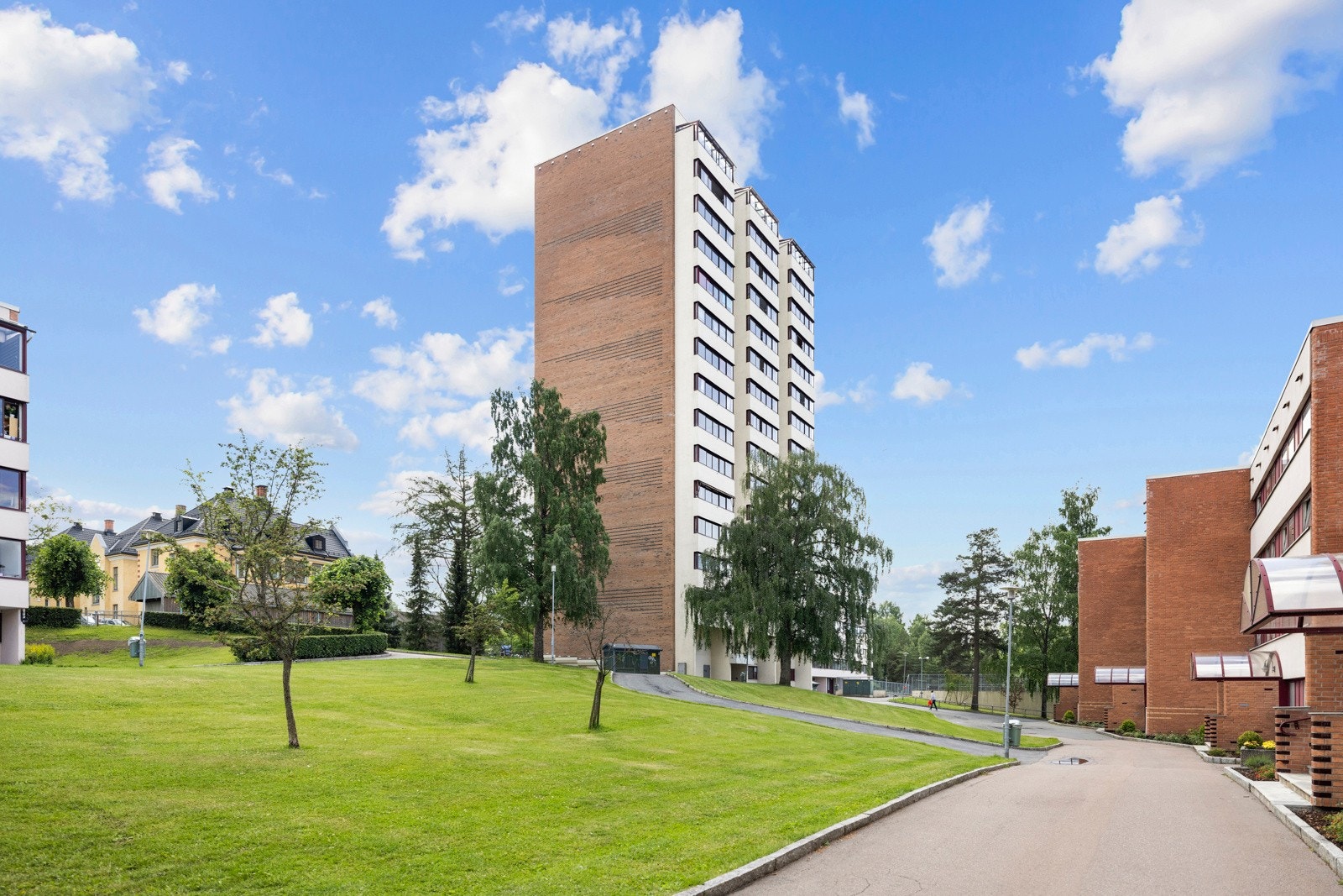 Leiligheten ligger i et veletablert boligområde på Trosterud Galleribilde