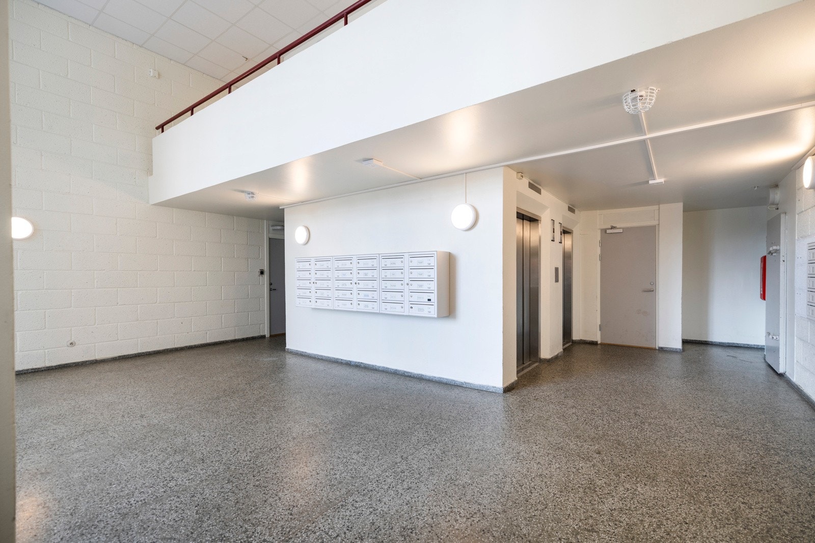 Leiligheten ligger i sjette etasje med adkomst til etasjeplan via felles heis og trapp Galleribilde