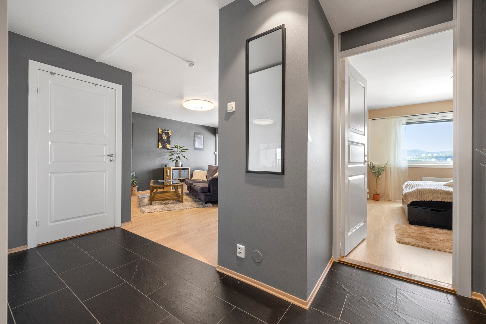 Entreen har delvis åpen løsning mot stuen, noe som øker romfølelsen ytterligere Galleribilde
