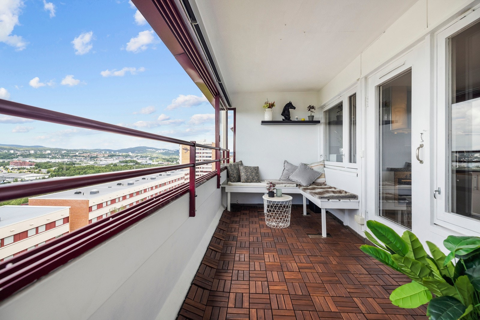 Balkongen har en plassbygd sittebenk Galleribilde