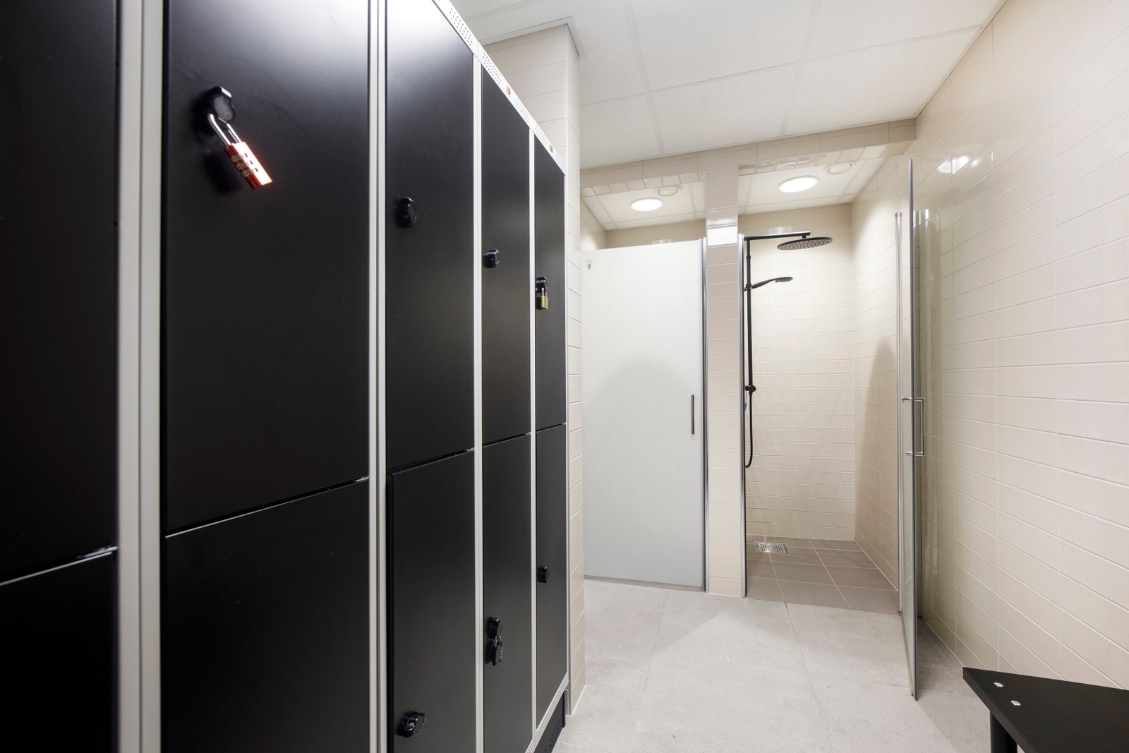 Nyere oppgradert kantine, trimrom og dusj/garderobe. Galleribilde