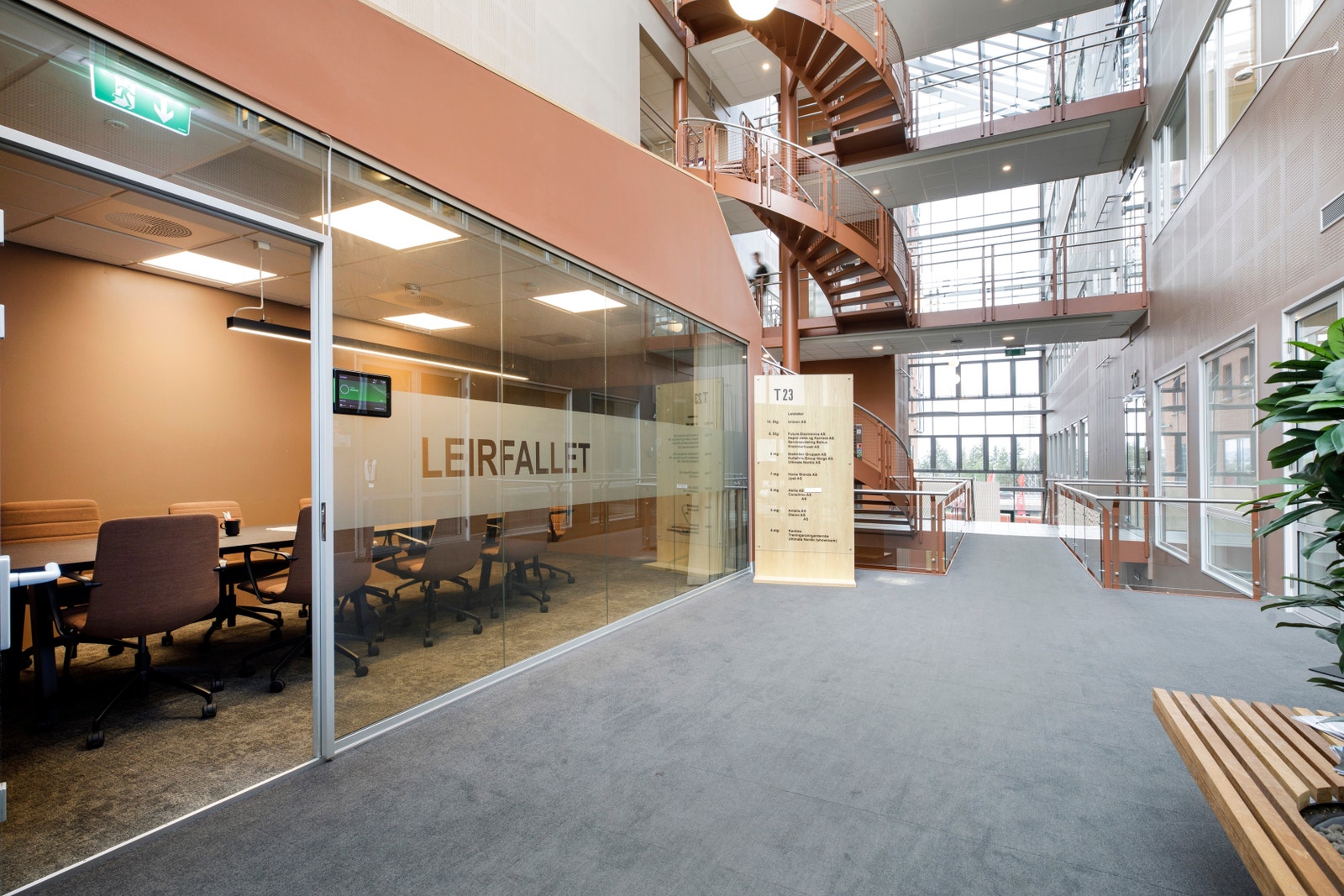 Oppgradert inngangsparti med felles møterom (nr 1). Galleribilde