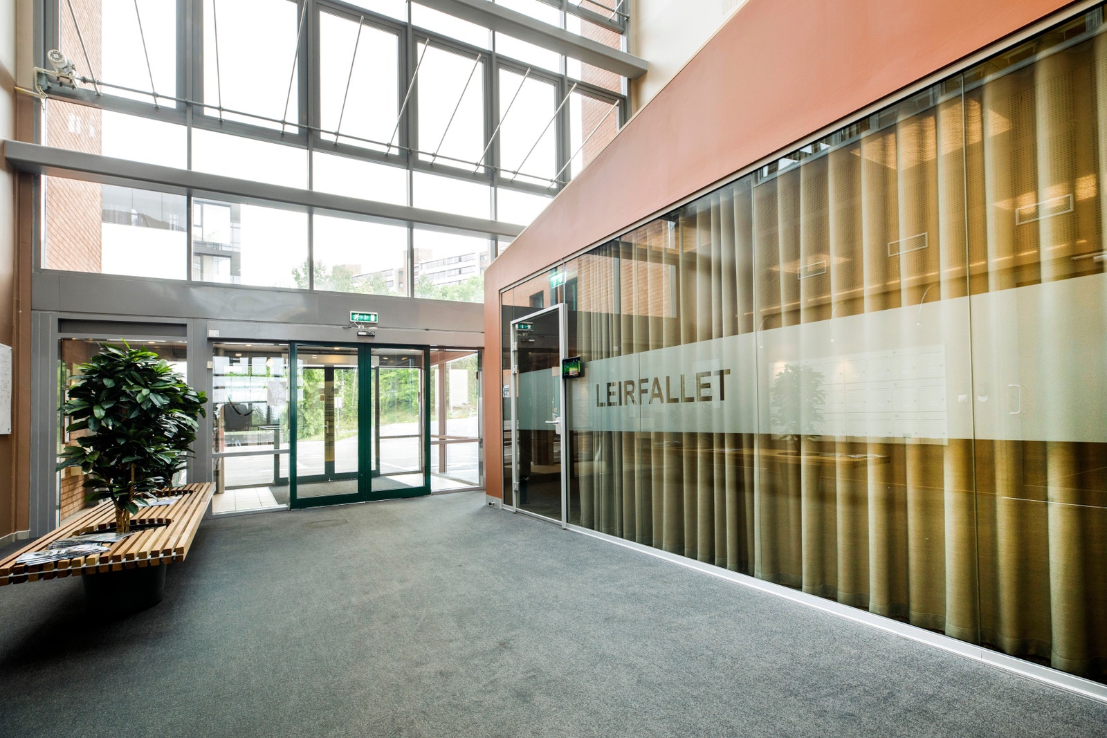 Oppgradert inngangsparti med felles møterom (nr 1). Galleribilde