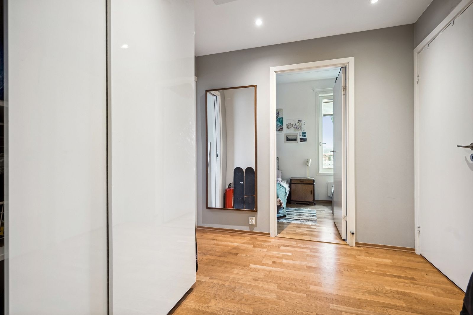 Bak ingangsdøren møtes du av en romslig entre med skyvedørsgarderobe. Galleribilde