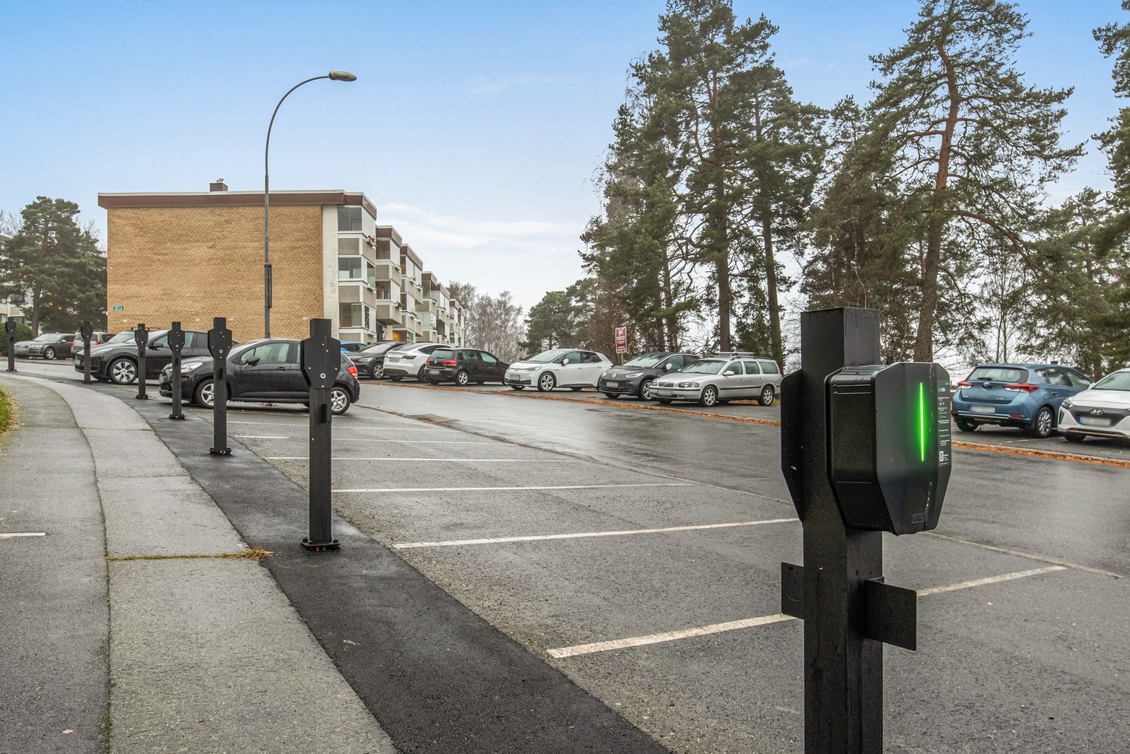 Parkeringsplass kan leies av borettslaget og det er mulighet for å montere EL-lader alle plassene Galleribilde