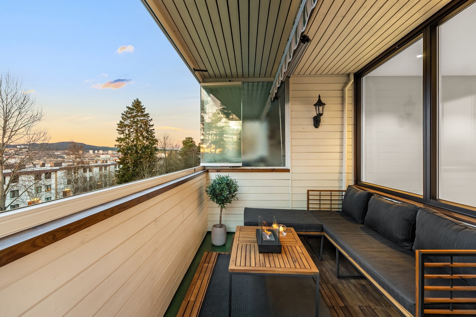 Balkongen har innglassering som kan åpnes og lukkes helt igjen når været blir dårlig! Galleribilde