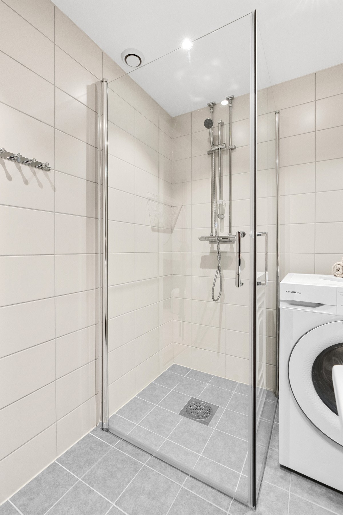 Dusjhjørne med rette, foldbare glassdører. Badet har ferdigattest fra 2021 Galleribilde