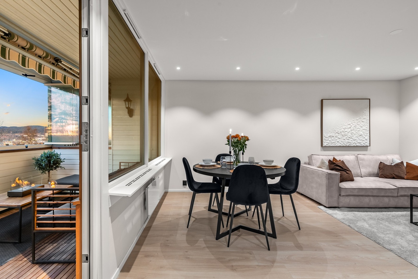Godt med plass til spisebord i enden av rommet Galleribilde