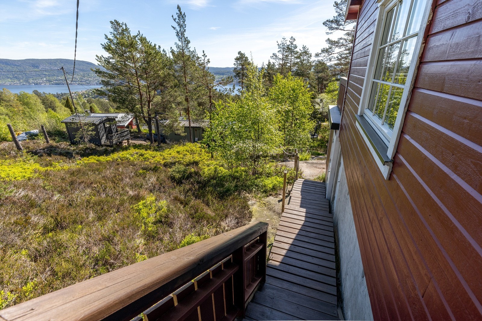 Utvendig trappeadkomst til hyttas inngangsparti i 1. etasje Galleribilde