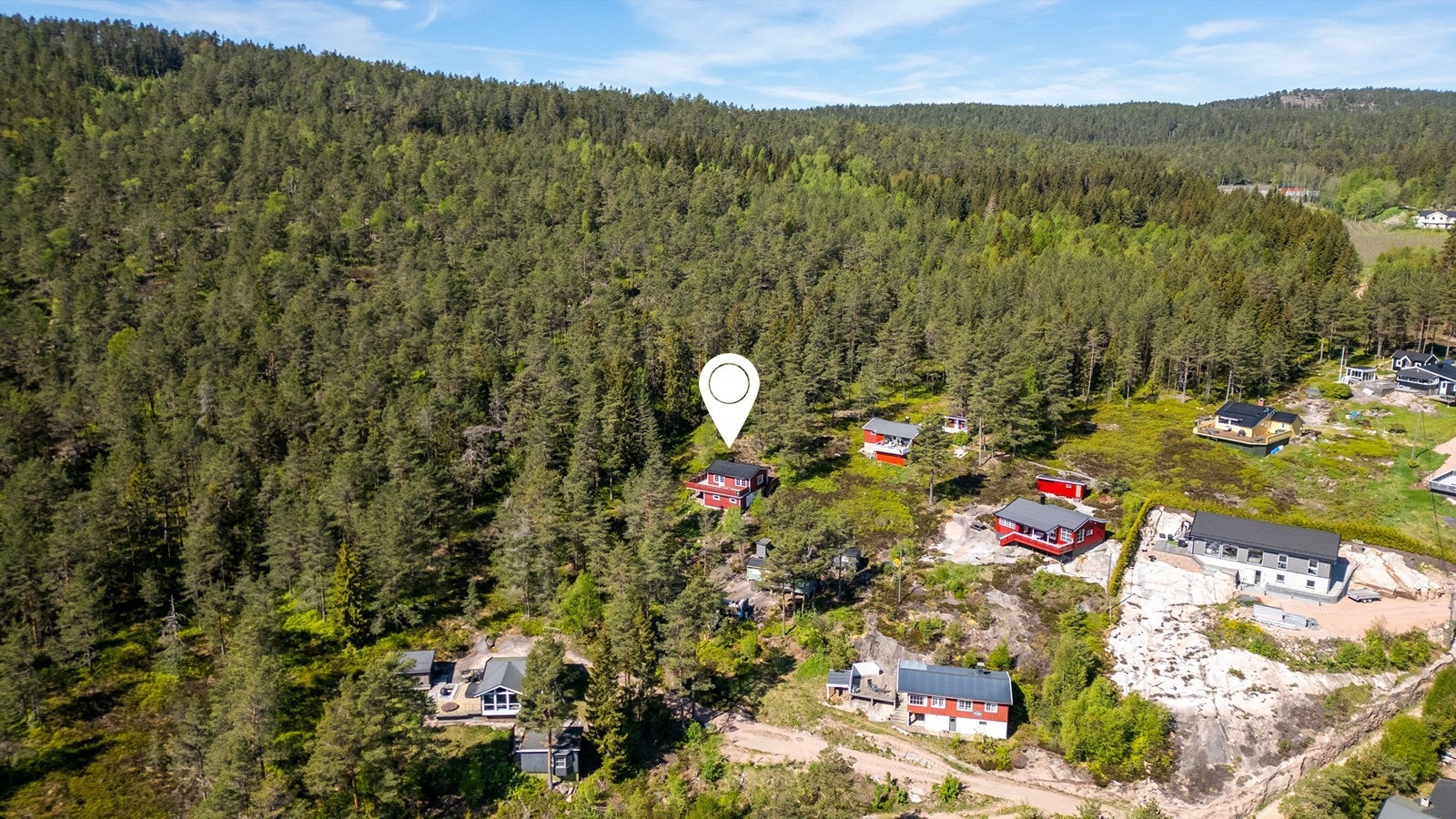 Nydelig kyststi like ved eiendommen (strekker seg fra Sandebukta til Svelvik sentrum) Galleribilde