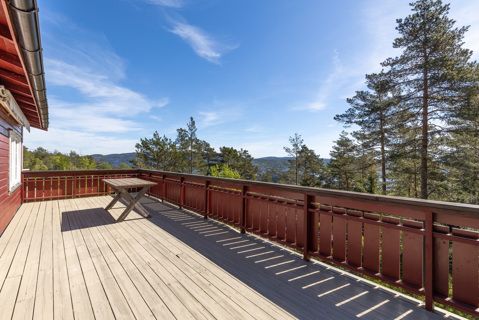 Beliggende med trivelige turmuligheter og blåbærlyng like utenfor døra Galleribilde