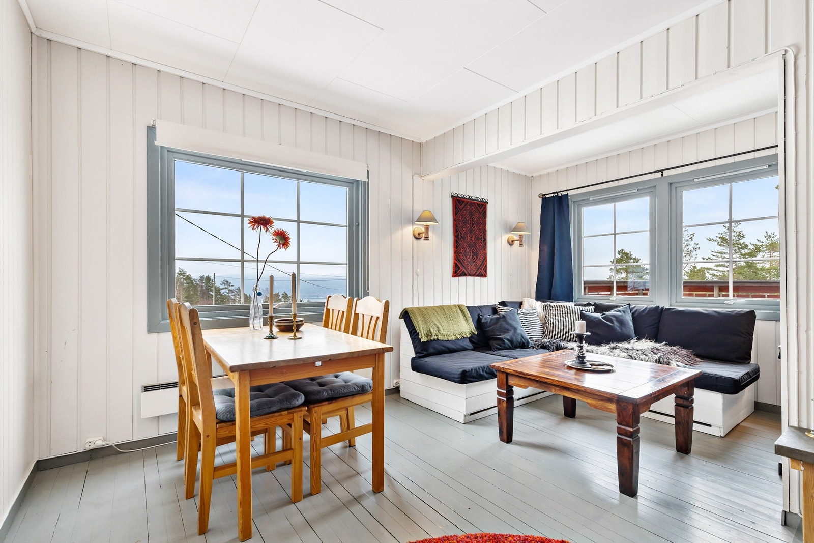 Gulvbord av heltre, malt panel samt teglforbledning på vegger og malte plater i himling Galleribilde