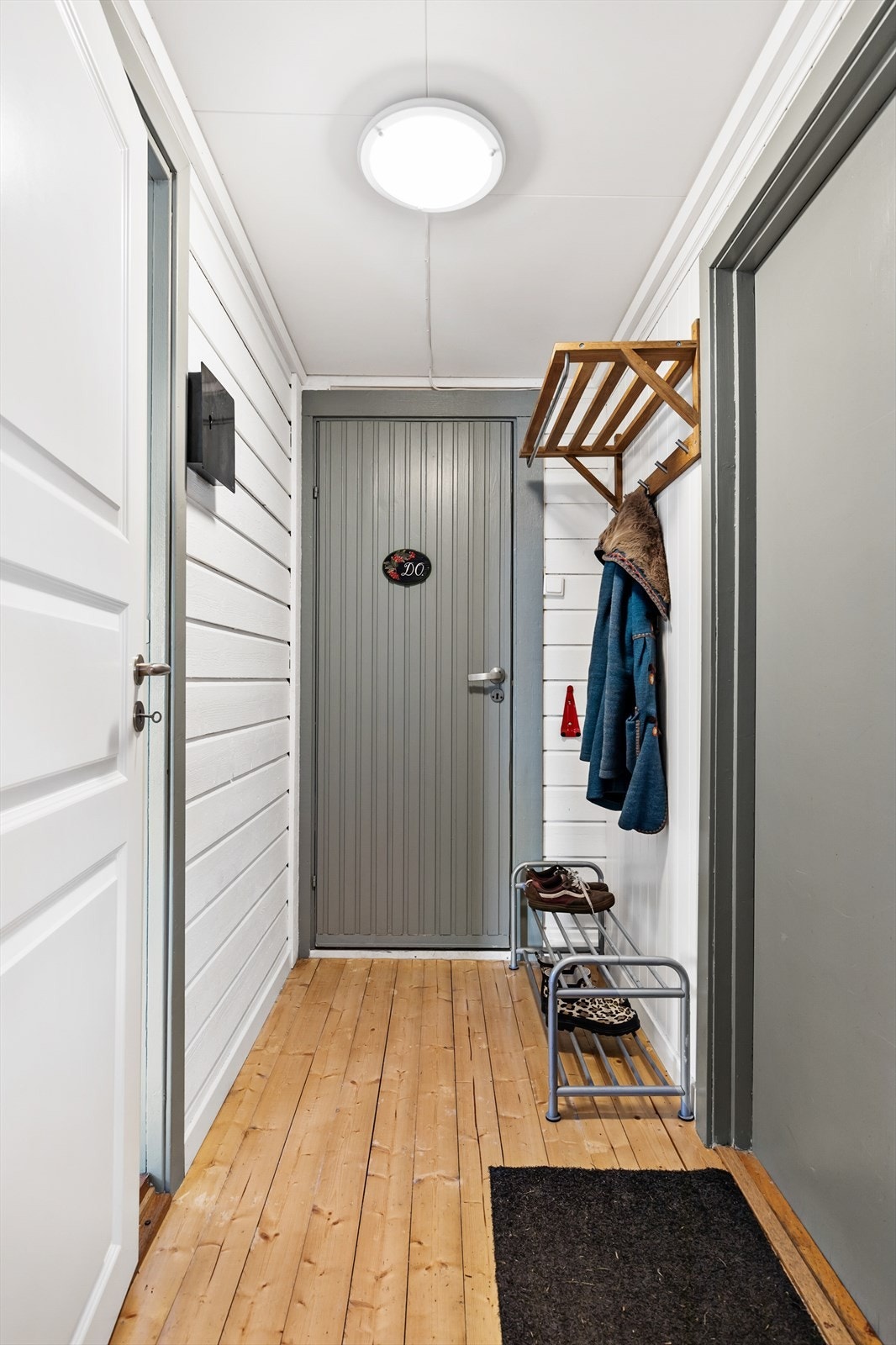 Entré med gulvbord av heltre, malt panel på vegger og malte plater i himling - Ikke byggemeldt rom Galleribilde