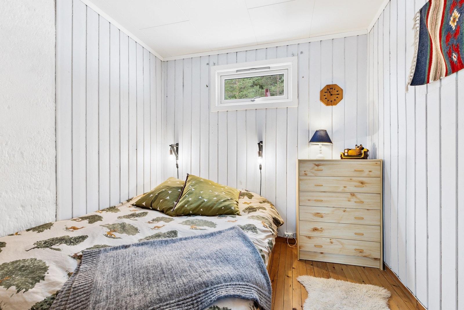 Soverom 1 med gulvbord av heltre, malt panel på vegger og malte plater i himling Galleribilde