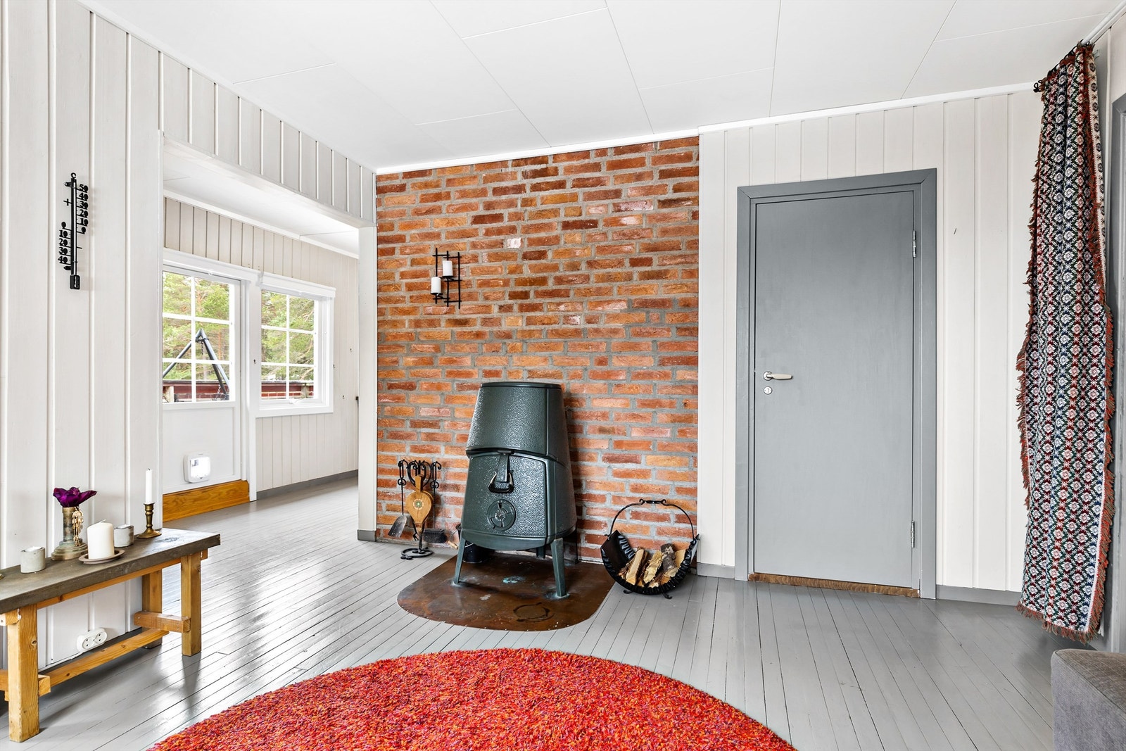 Stuen har delvis åpen løsning mot kjøkkenet Galleribilde