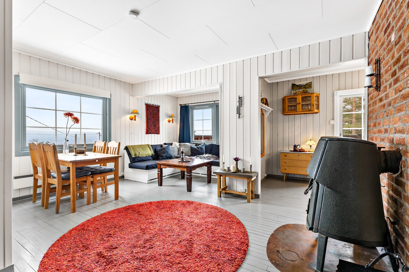 Stue med sofaområde og spiseplass Galleribilde