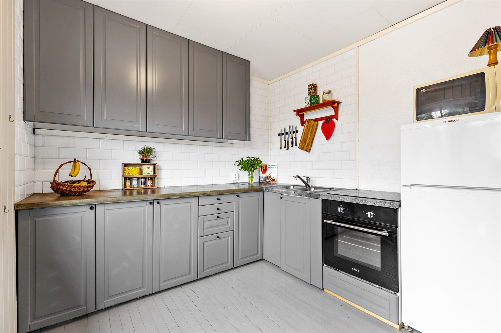 Profilert IKEA kjøkkeninnredning hvorav deler av innredningen er fra 2019 Galleribilde