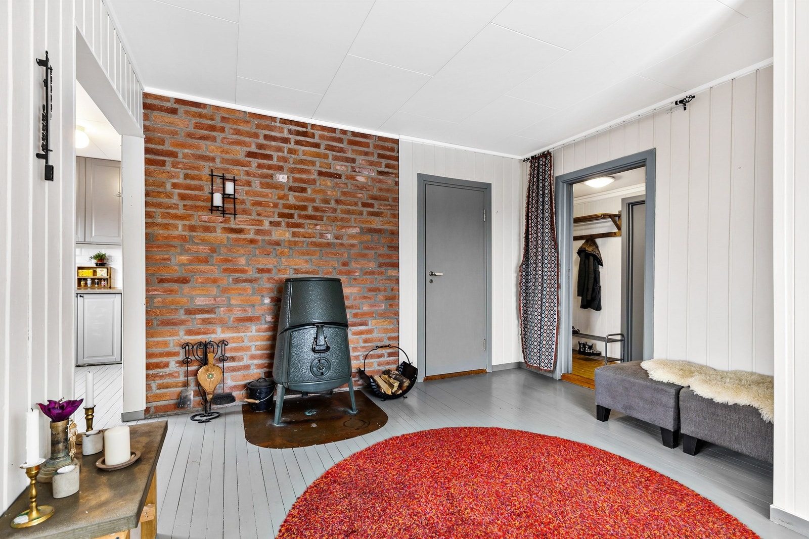 Frittstående Jøtul vedovn med plate på gulv og murvegg Galleribilde