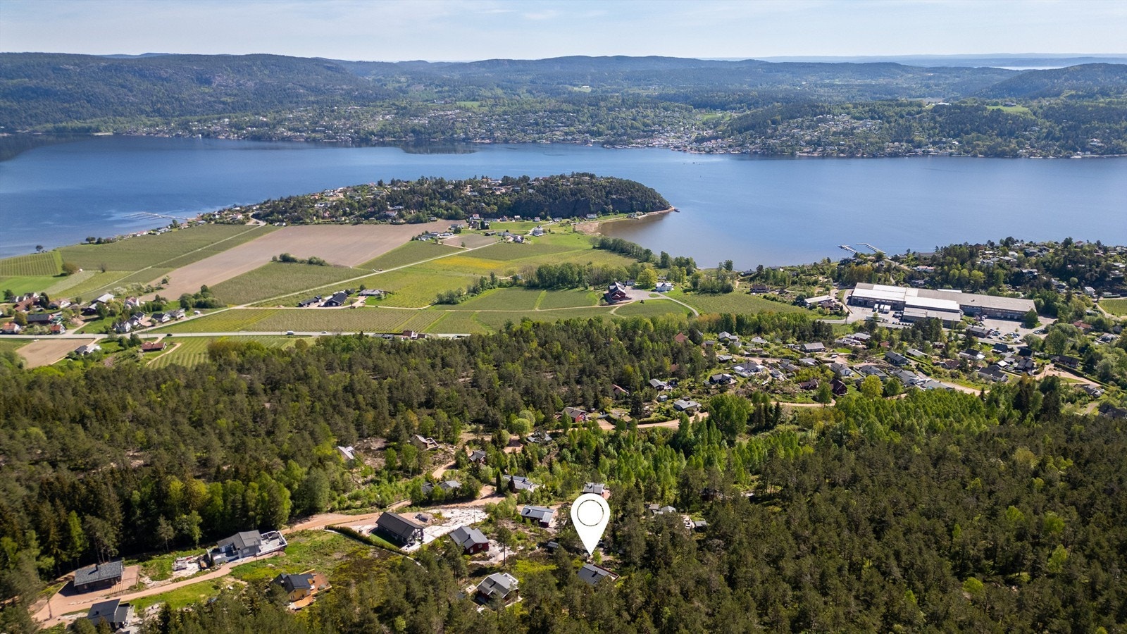 Ca. 1 time fra Oslo, ca. 40 min fra Drammen og ca. 18 min fra Svelvik Galleribilde
