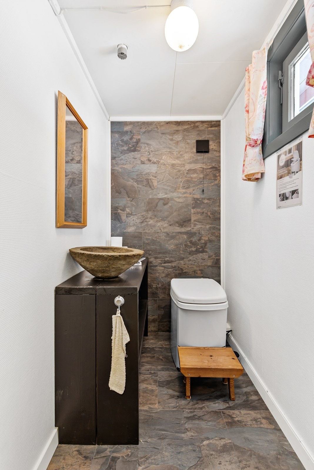 Oppusset wc-rom i 2022 med forbrenningstoalett (ikke byggemeldt rom) Galleribilde