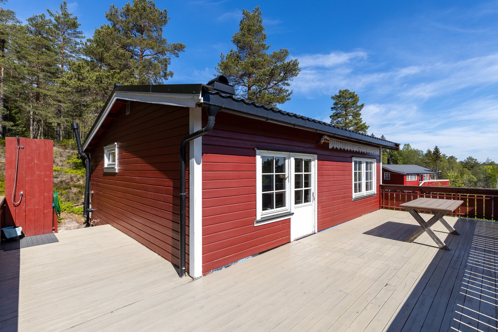 Sol fra tidlig morgen til ca. kl. 19.00-20.00 (midtsommerstid) iflg. selger Galleribilde