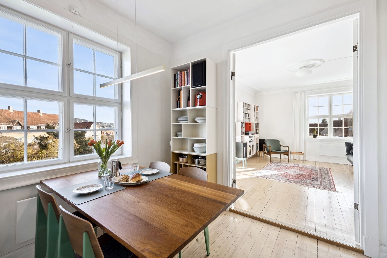 Kjøkken er separat fra stue med spiseplass og utsikt mot Grefsenkollen. Leies ut fullt møblert. Galleribilde