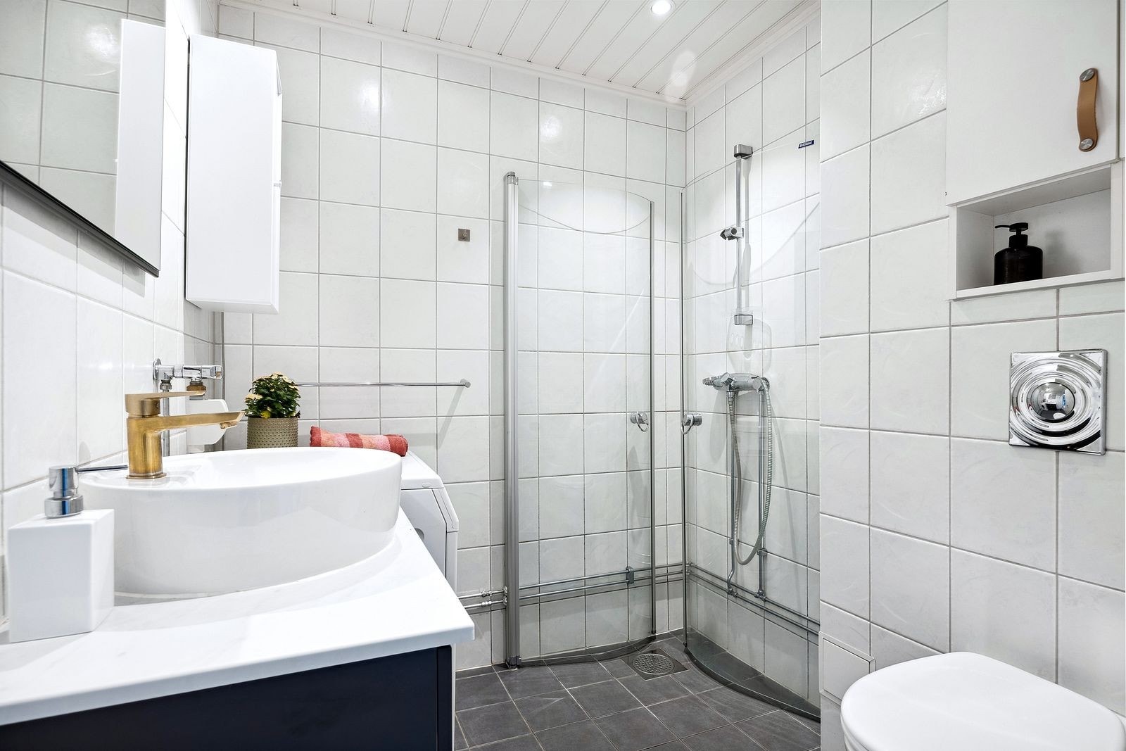 Pent flislagt bad med vaskemaskin og gulvvarme. Galleribilde