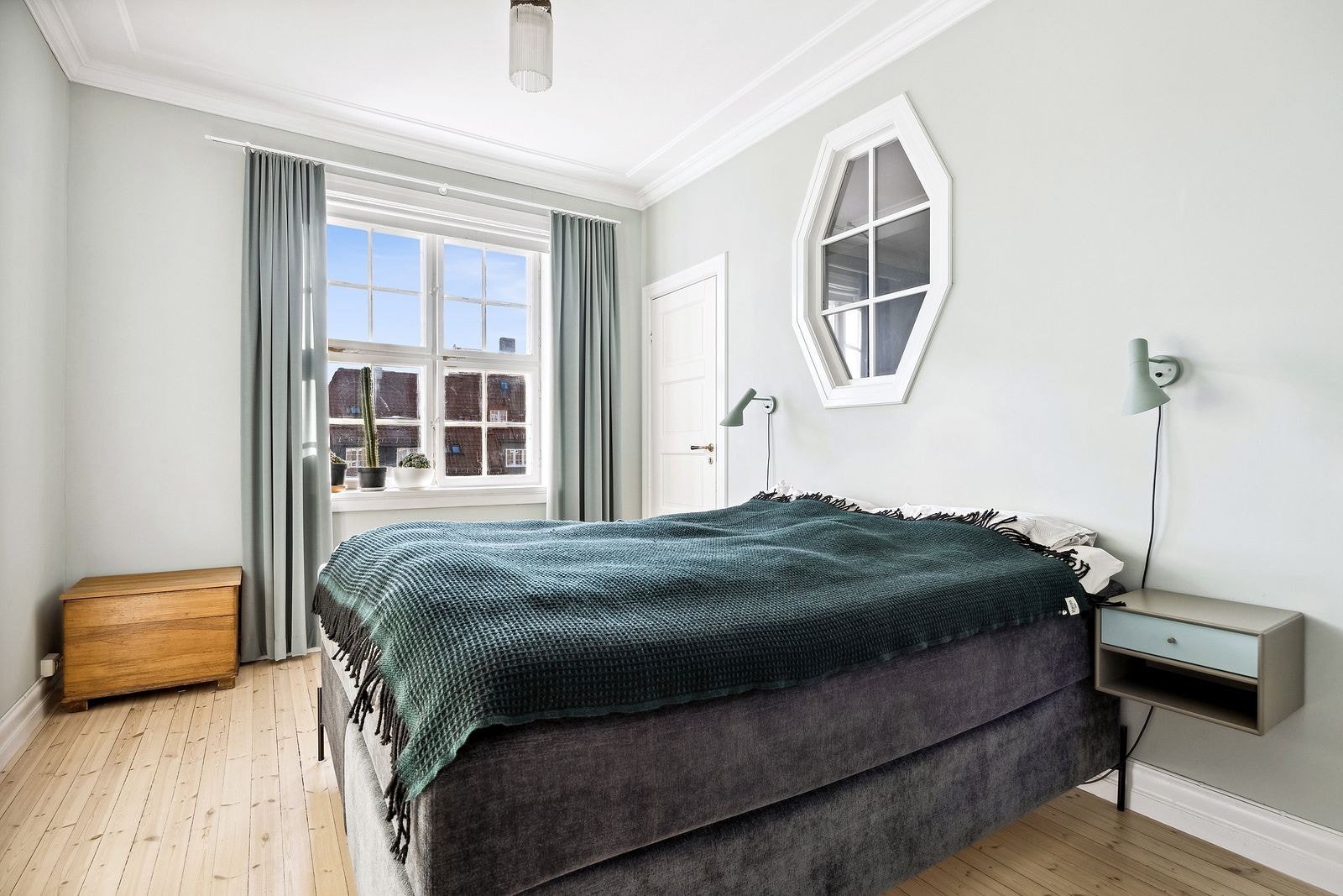 Flott soverom med tilgang til ekstra disponibelt rom som i dag er brukt til garderobe. Galleribilde