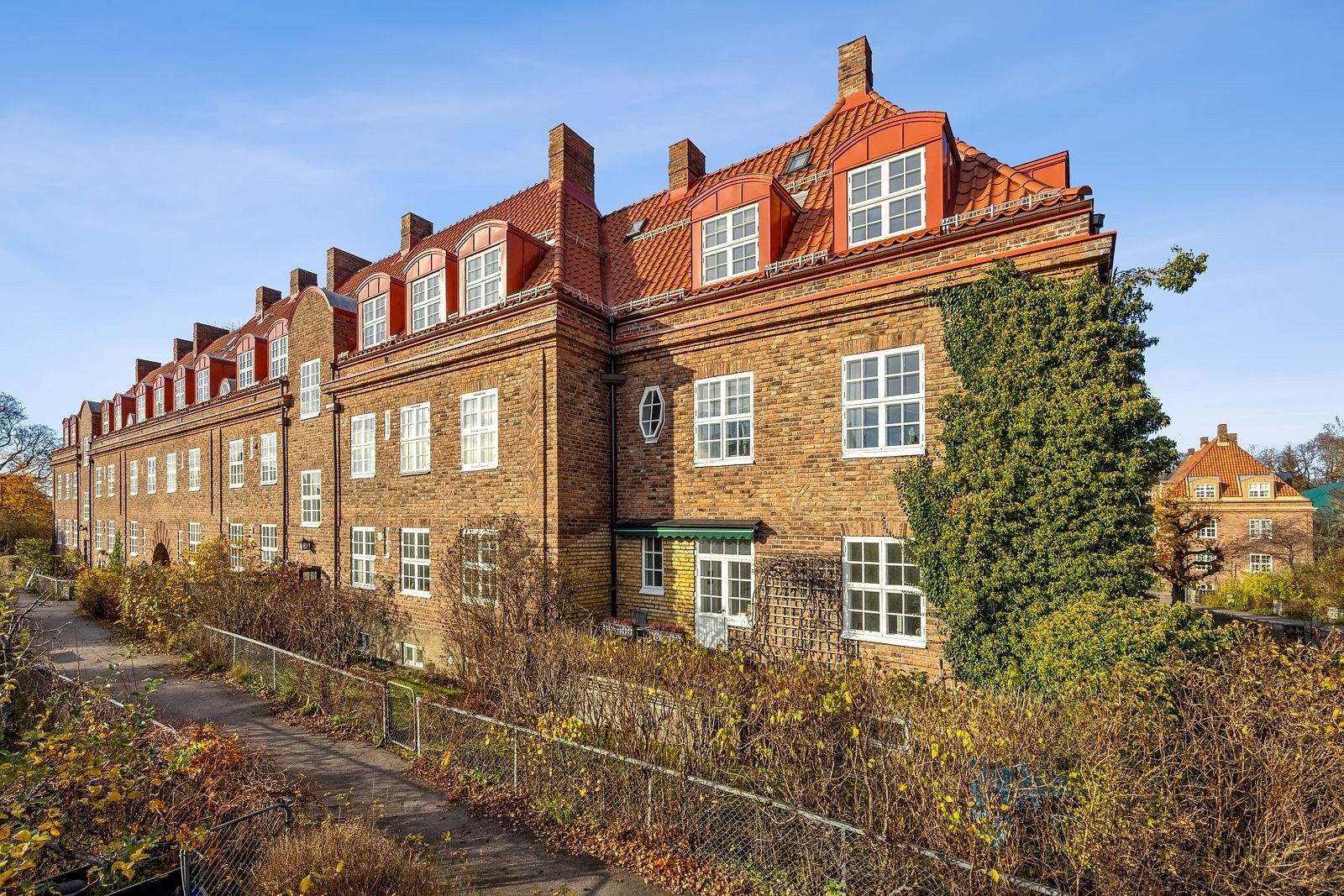 Leiligheten har hjørnebeliggenhet i en vakker murgård midt på Damplassen. Galleribilde