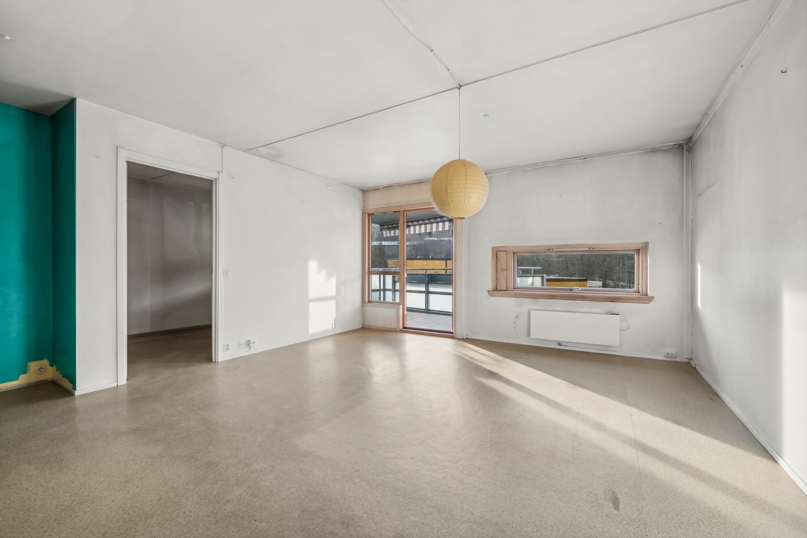 De store vindusflatene gir gode lysforhold, og det er samtidig godt skjermet for innsyn. Galleribilde